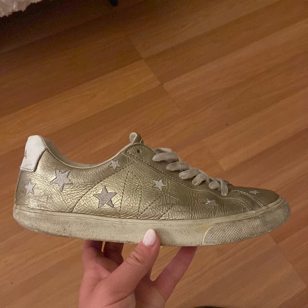 Worn gold star vejas